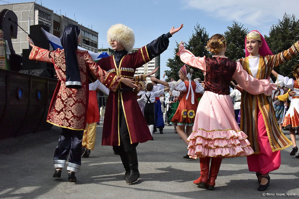 Русские пляски, осетинскию лезгинку, еврейские и вьетнамские танцы увидят  гости фестиваля «Урал объединяет народы» - «Уральский рабочий»